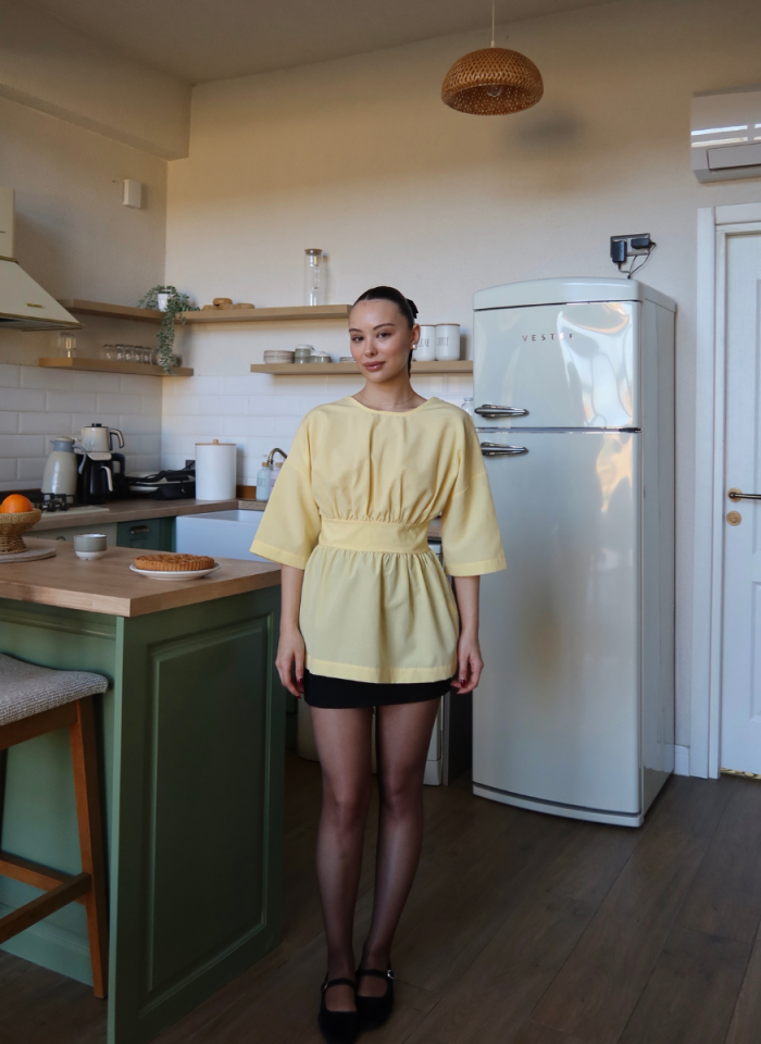 SARI SIRT DEKOLTELİ GÖMLEK