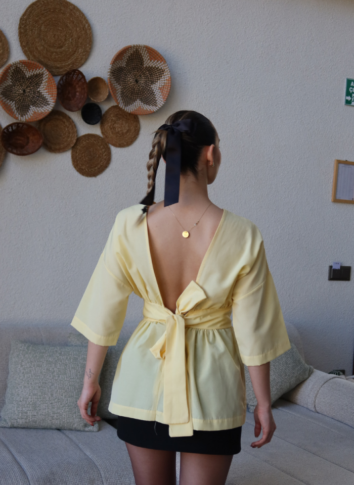 SARI SIRT DEKOLTELİ GÖMLEK
