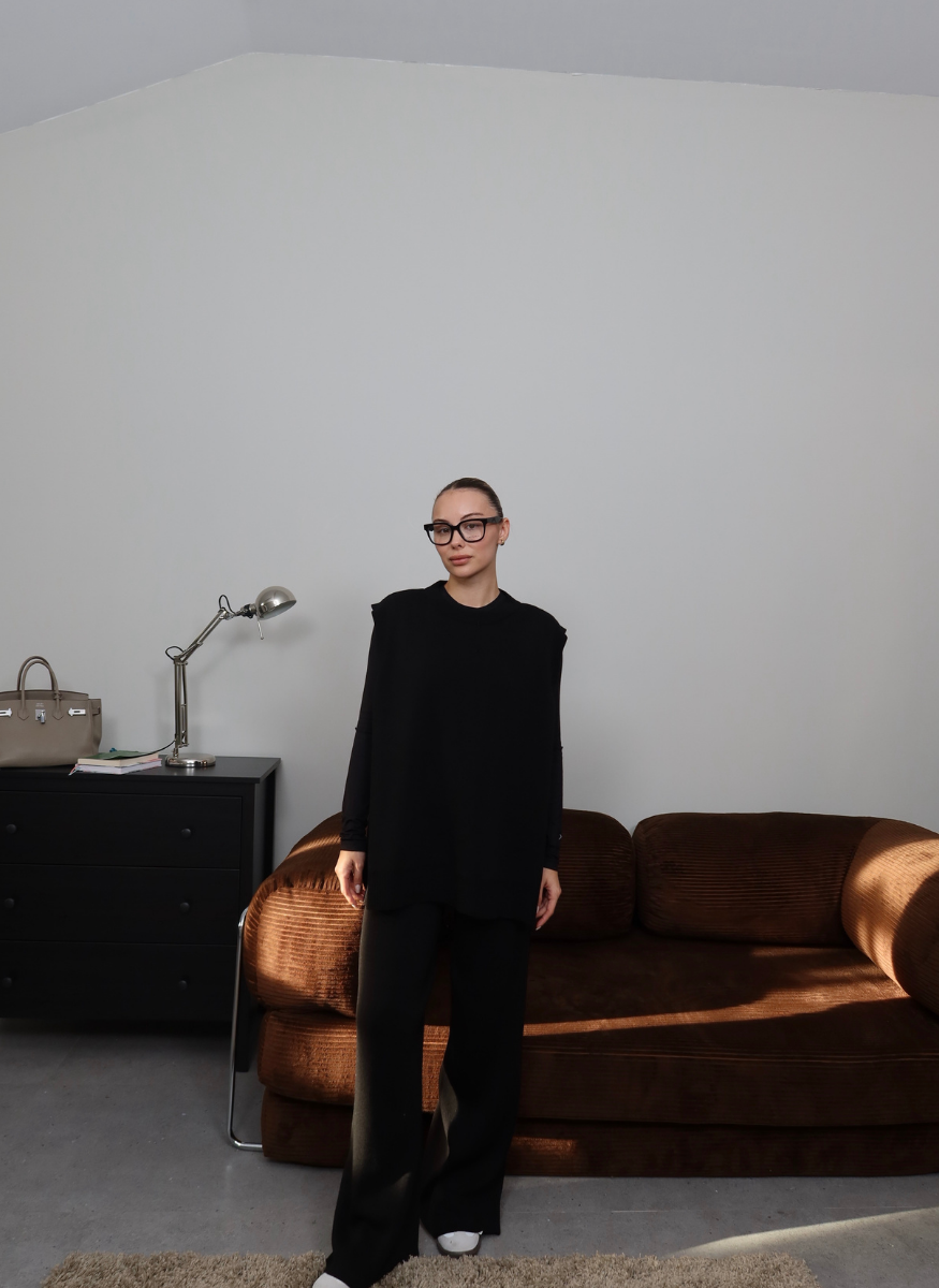 SİYAH YELEKLİ TRİKO TAKIM