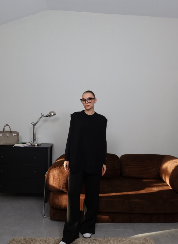 SİYAH YELEKLİ TRİKO TAKIM