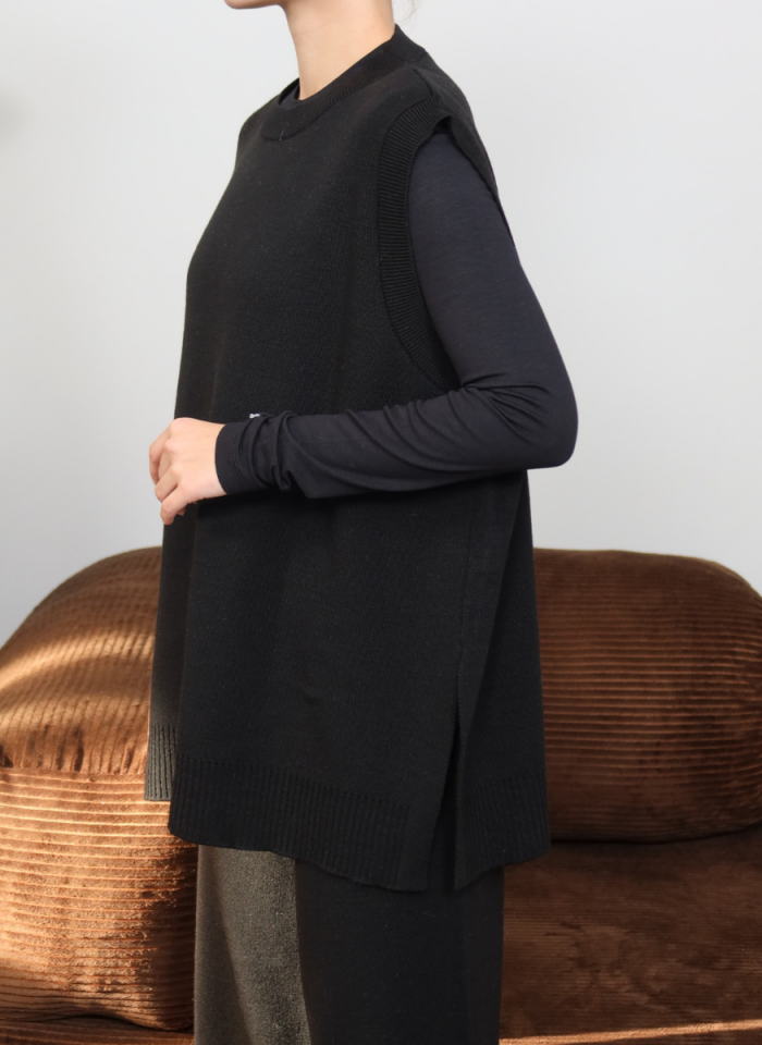 SİYAH YELEKLİ TRİKO TAKIM