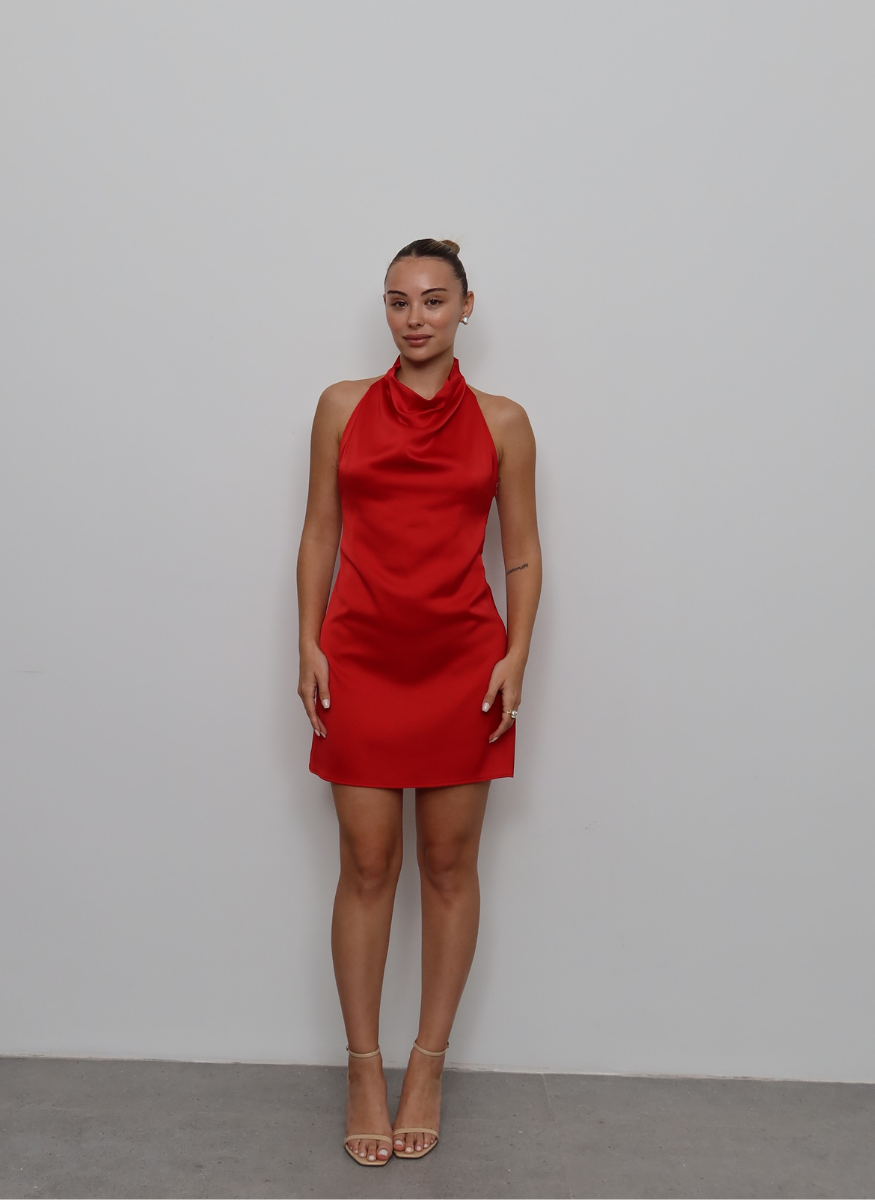 KIRMIZI DEGAJE YAKA SATEN ELBİSE