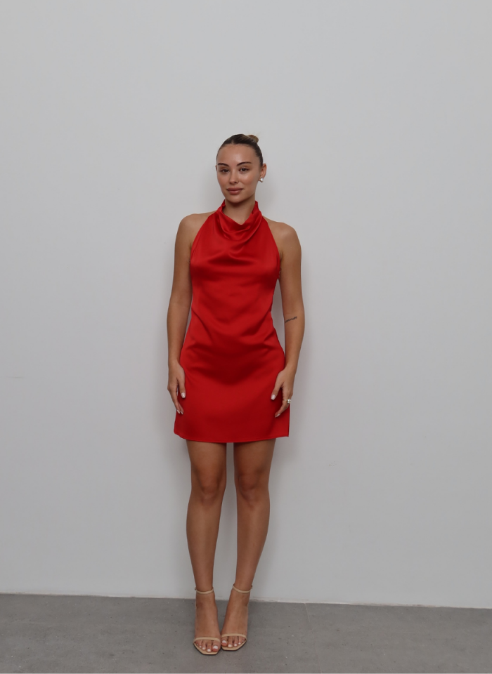 KIRMIZI DEGAJE YAKA SATEN ELBİSE