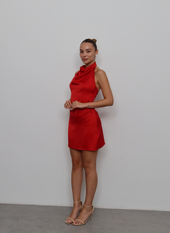 KIRMIZI DEGAJE YAKA SATEN ELBİSE