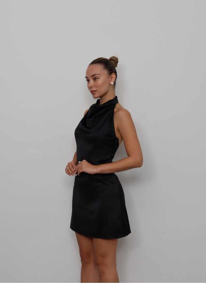 SİYAH DEGAJE YAKA SATEN ELBİSE