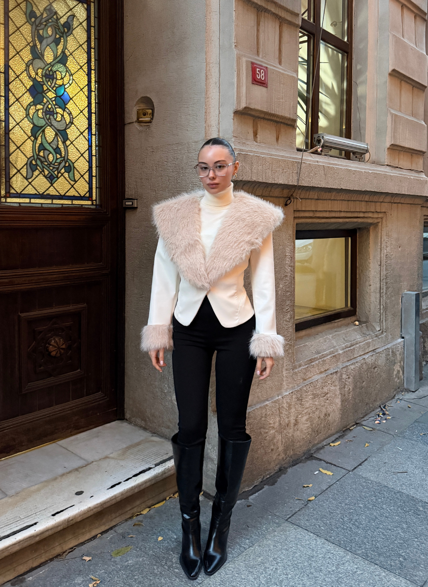 SUNİ DERİ YAKASI VE KOLU KÜRKLÜ EKRU CEKET