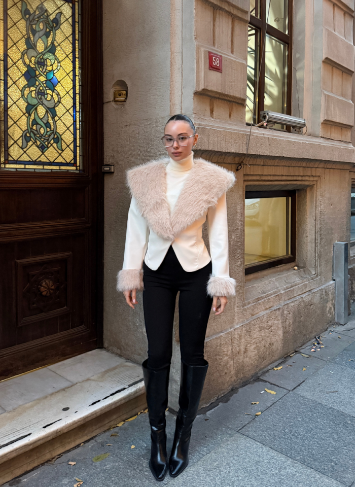 SUNİ DERİ YAKASI VE KOLU KÜRKLÜ EKRU CEKET