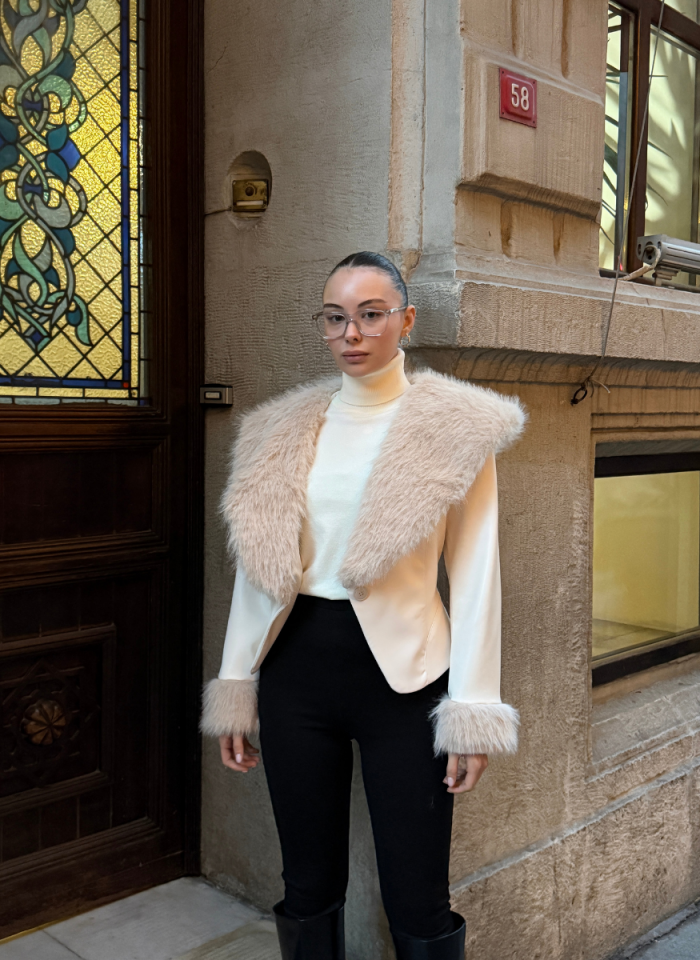 SUNİ DERİ YAKASI VE KOLU KÜRKLÜ EKRU CEKET