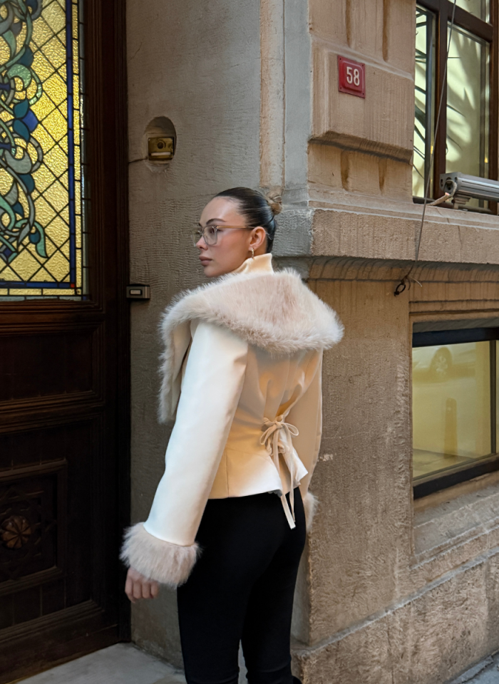 SUNİ DERİ YAKASI VE KOLU KÜRKLÜ EKRU CEKET