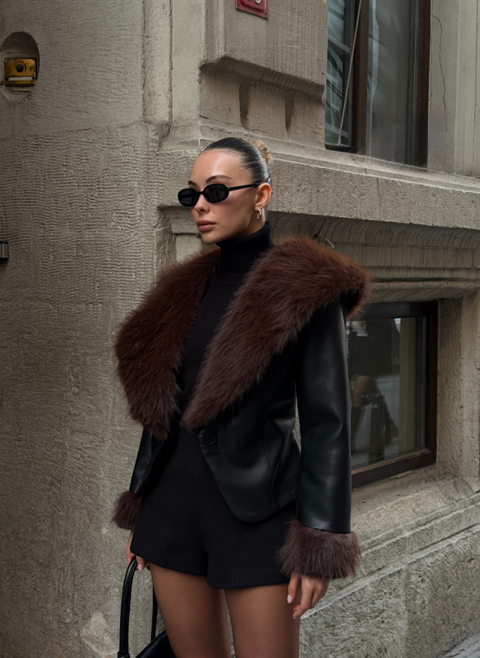 SUNİ DERİ YAKASI VE KOLU KÜRKLÜ SİYAH CEKET