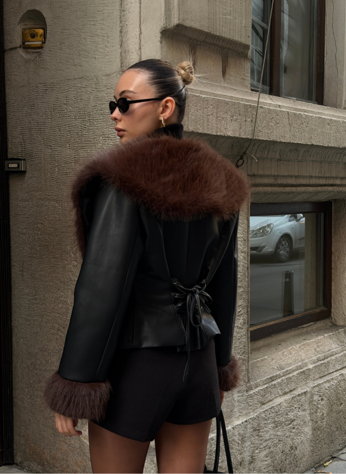 SUNİ DERİ YAKASI VE KOLU KÜRKLÜ SİYAH CEKET