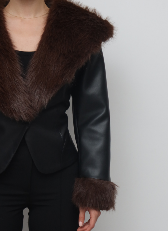 SUNİ DERİ YAKASI VE KOLU KÜRKLÜ SİYAH CEKET