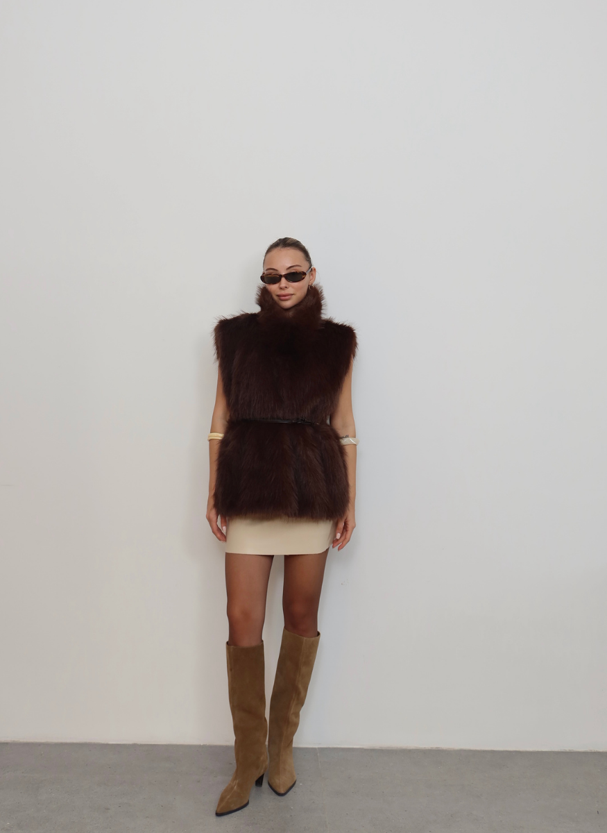 YANLARI AÇIK BELİ KEMERLİ ACI KAHVE SUNİ KÜRK YELEK