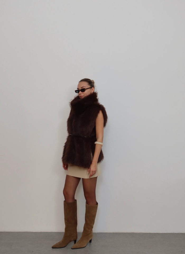 YANLARI AÇIK BELİ KEMERLİ ACI KAHVE SUNİ KÜRK YELEK