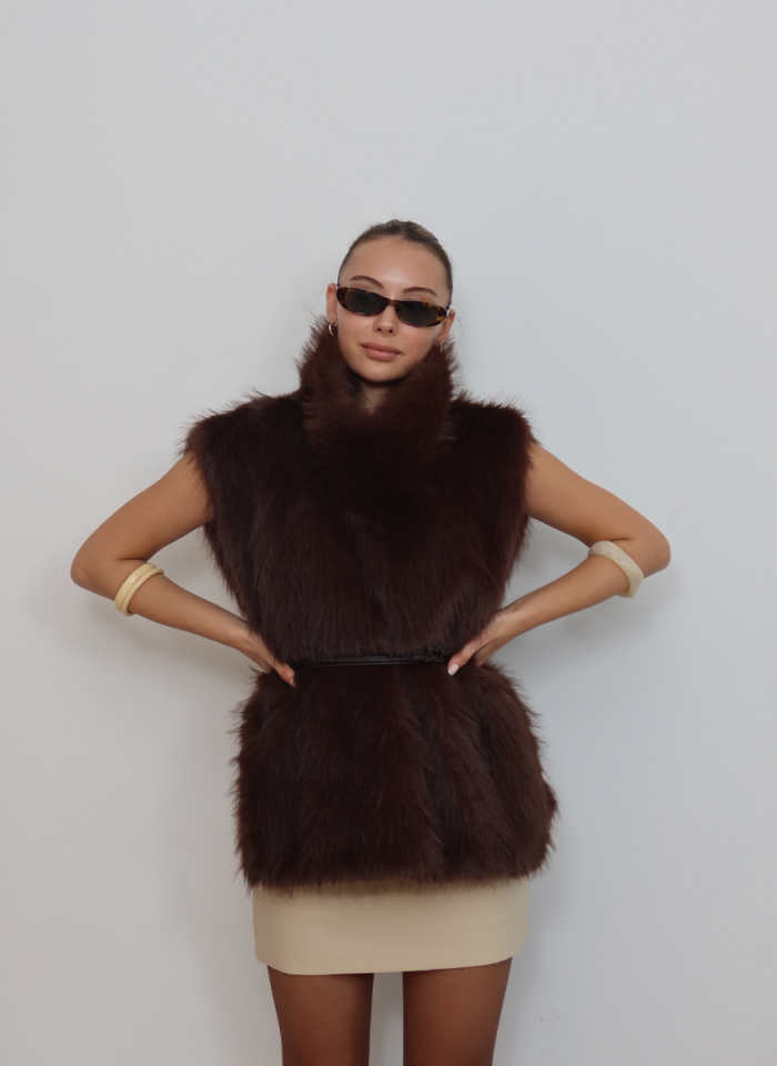 YANLARI AÇIK BELİ KEMERLİ ACI KAHVE SUNİ KÜRK YELEK