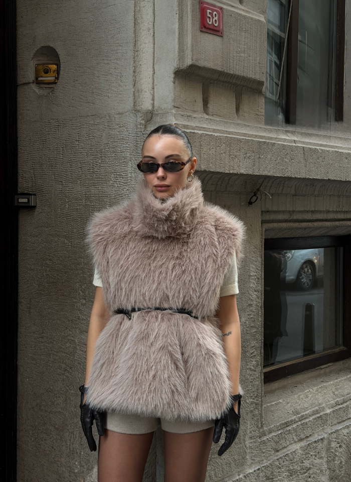 YANLARI AÇIK BELİ KEMERLİ VİZON SUNİ KÜRK YELEK