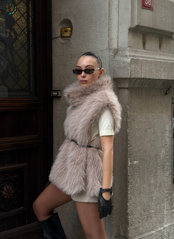 YANLARI AÇIK BELİ KEMERLİ VİZON SUNİ KÜRK YELEK