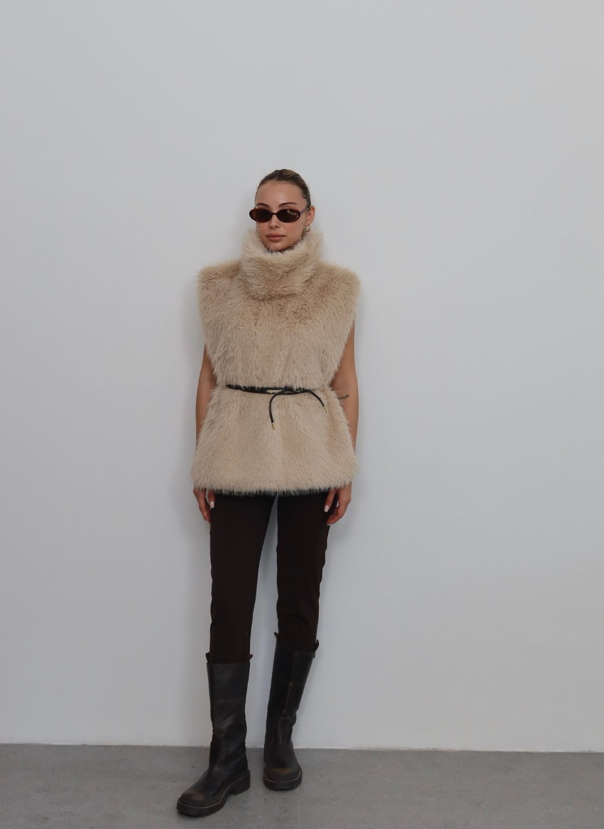 YANLARI AÇIK BELİ KEMERLİ BEJ SUNİ KÜRK YELEK