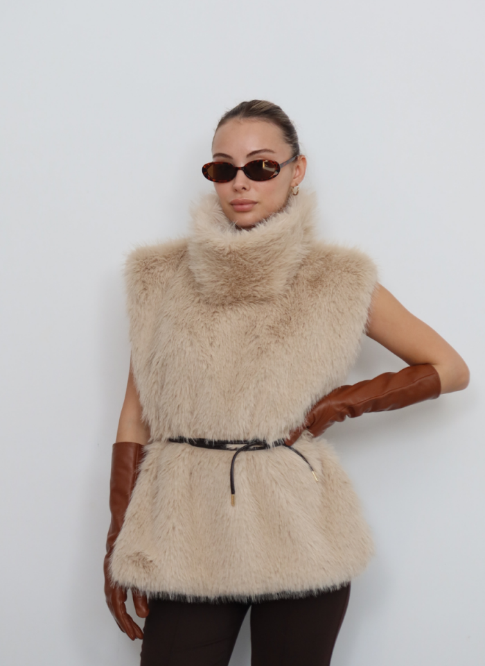 YANLARI AÇIK BELİ KEMERLİ BEJ SUNİ KÜRK YELEK