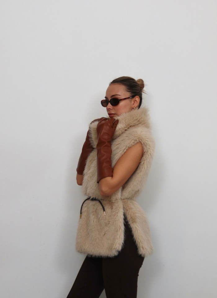 YANLARI AÇIK BELİ KEMERLİ BEJ SUNİ KÜRK YELEK