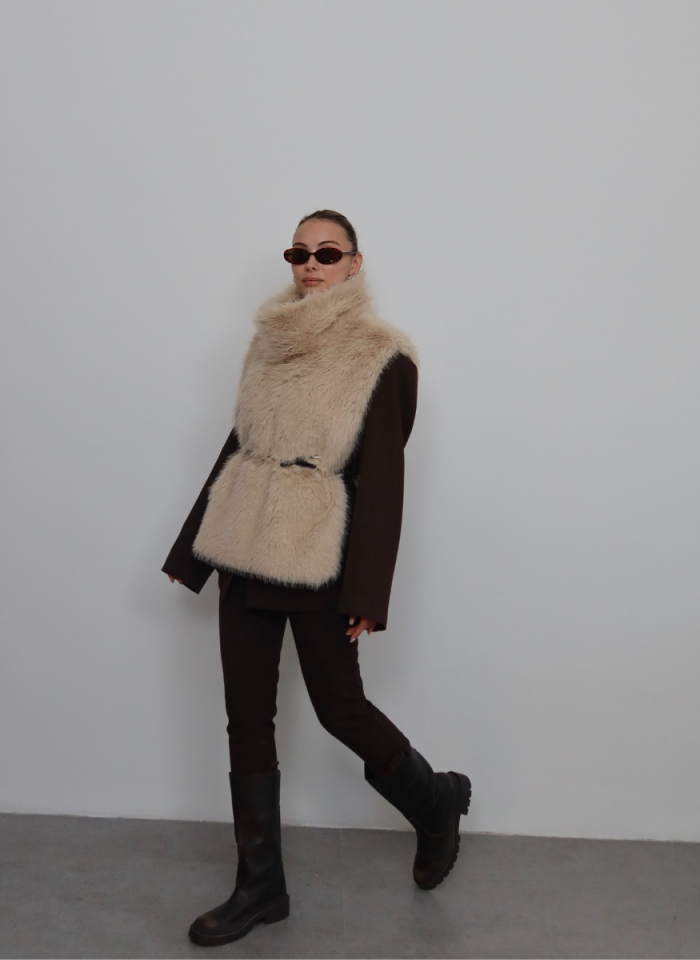 YANLARI AÇIK BELİ KEMERLİ BEJ SUNİ KÜRK YELEK