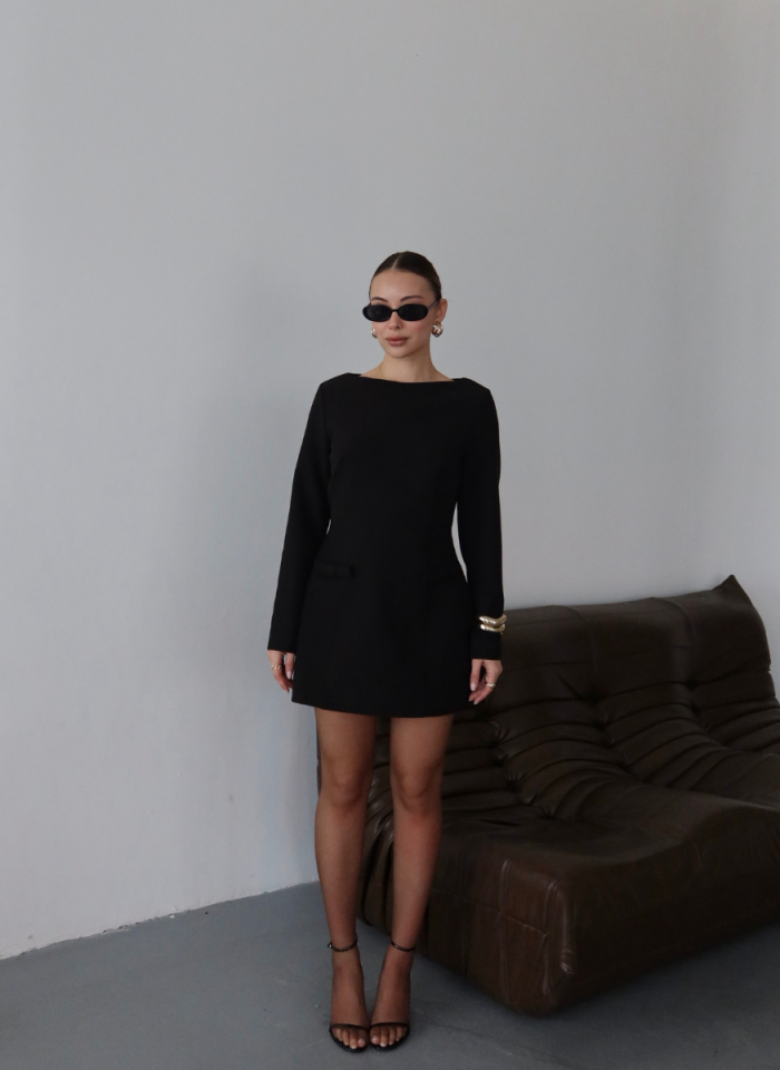 FİYONK DETAYLI SİYAH ELBİSE