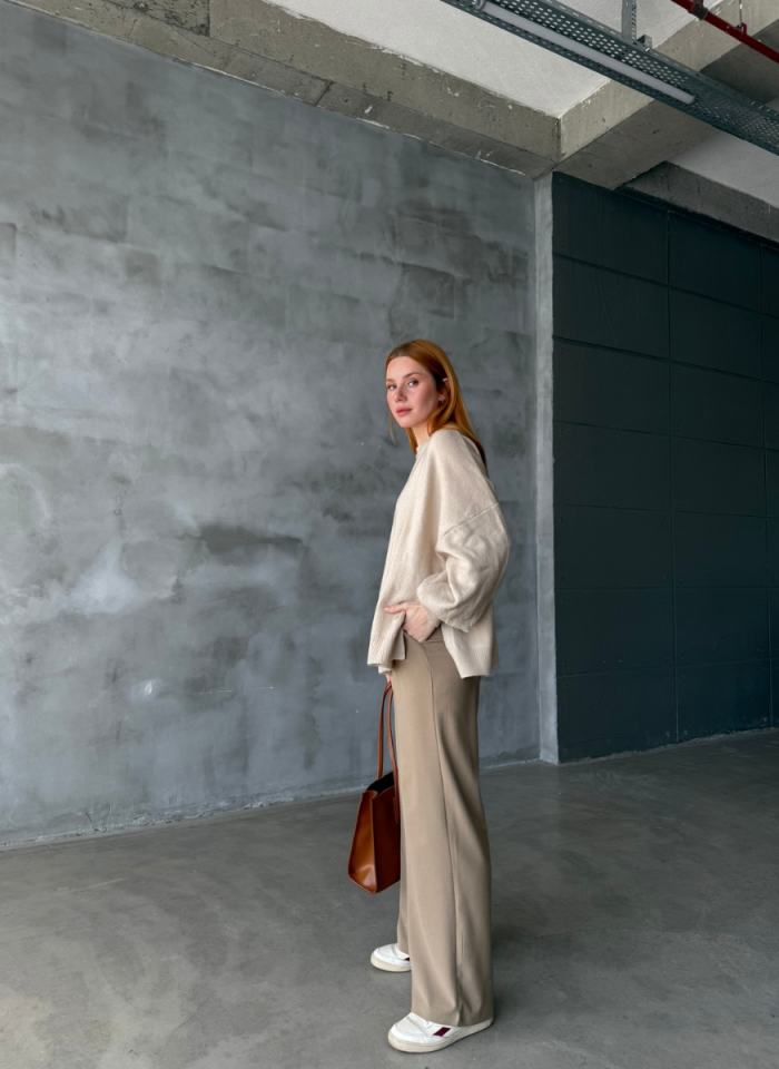 BEJ YANLARI YIRTMAÇLI TRİKO KAZAK