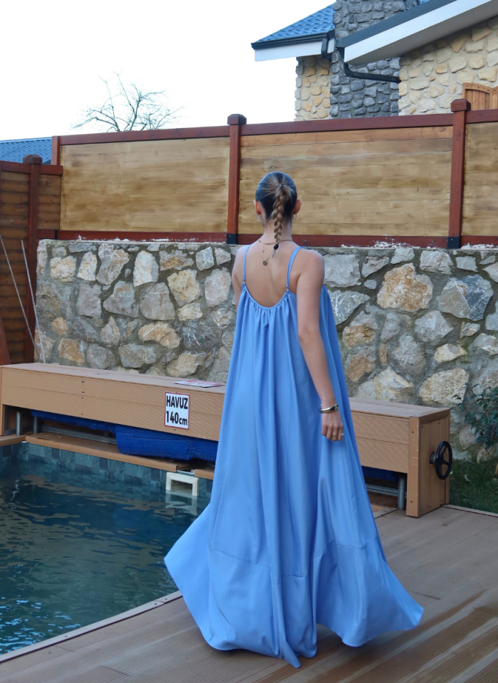 MAVİ ÇİZGİLİ ASKILI ELBİSE