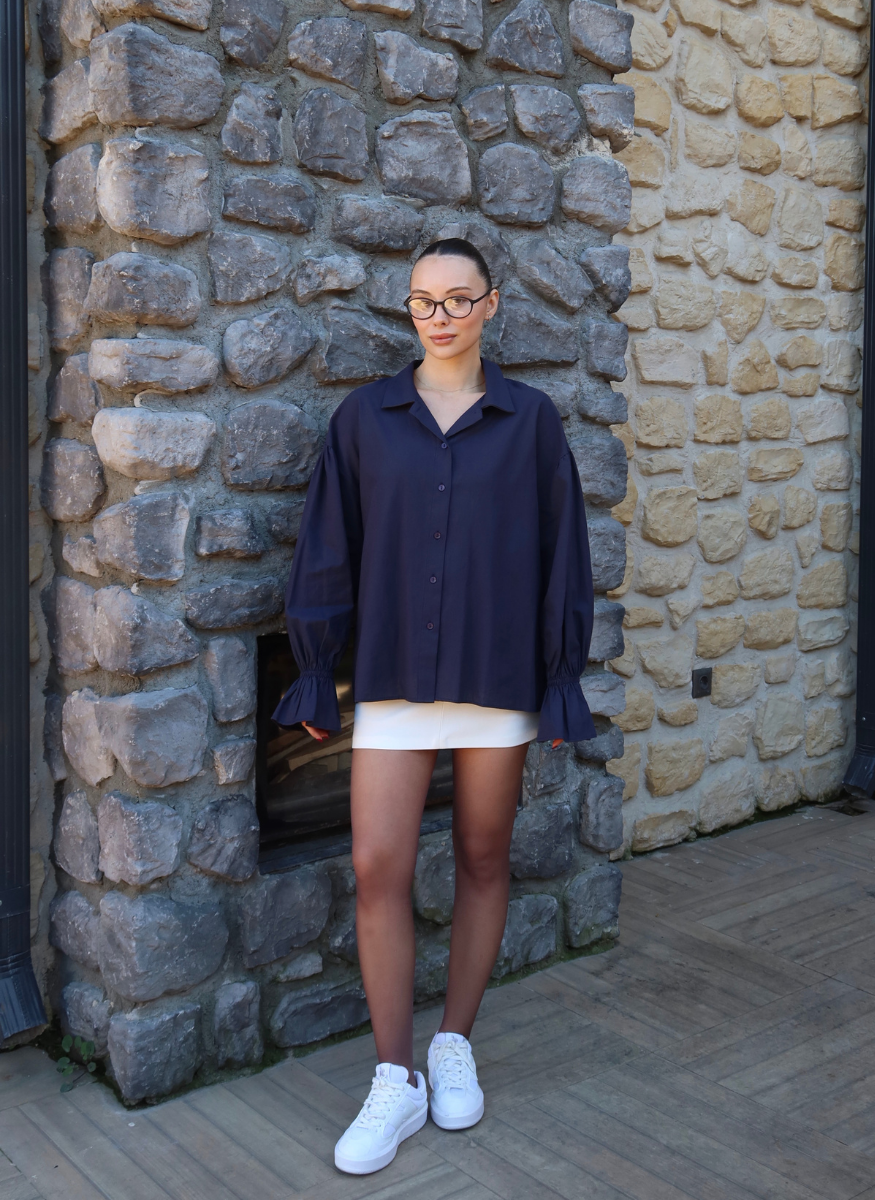 LACİVERT KOLLARI BÜZGÜLÜ GÖMLEK﻿