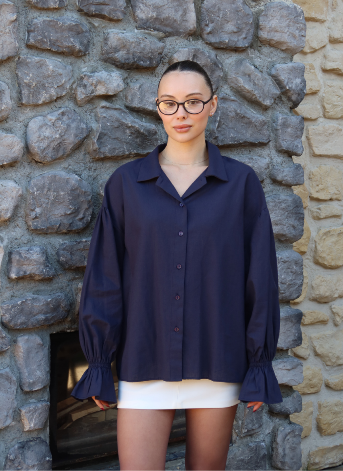 LACİVERT KOLLARI BÜZGÜLÜ GÖMLEK﻿