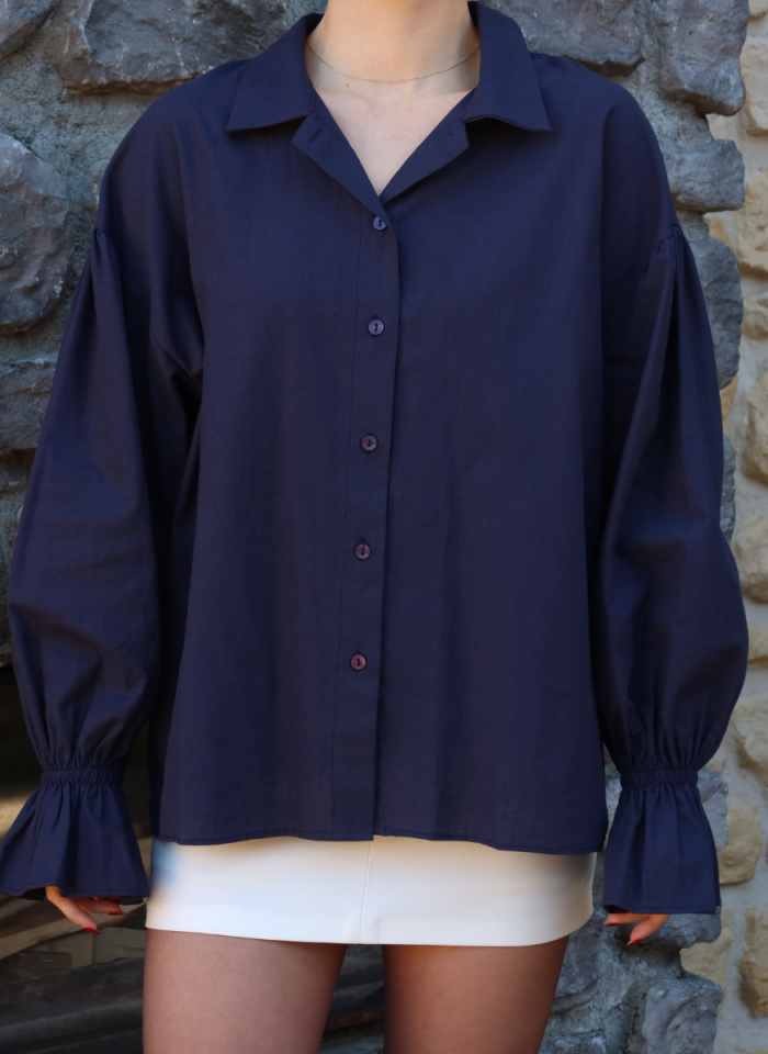 LACİVERT KOLLARI BÜZGÜLÜ GÖMLEK﻿