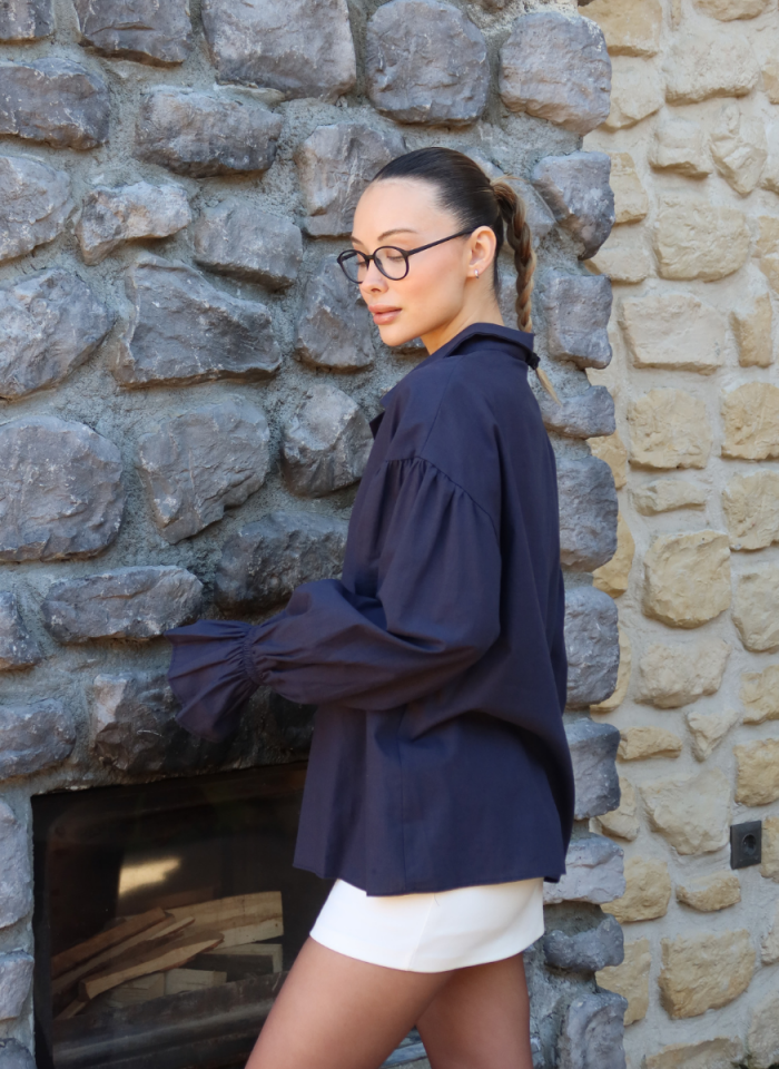 LACİVERT KOLLARI BÜZGÜLÜ GÖMLEK﻿