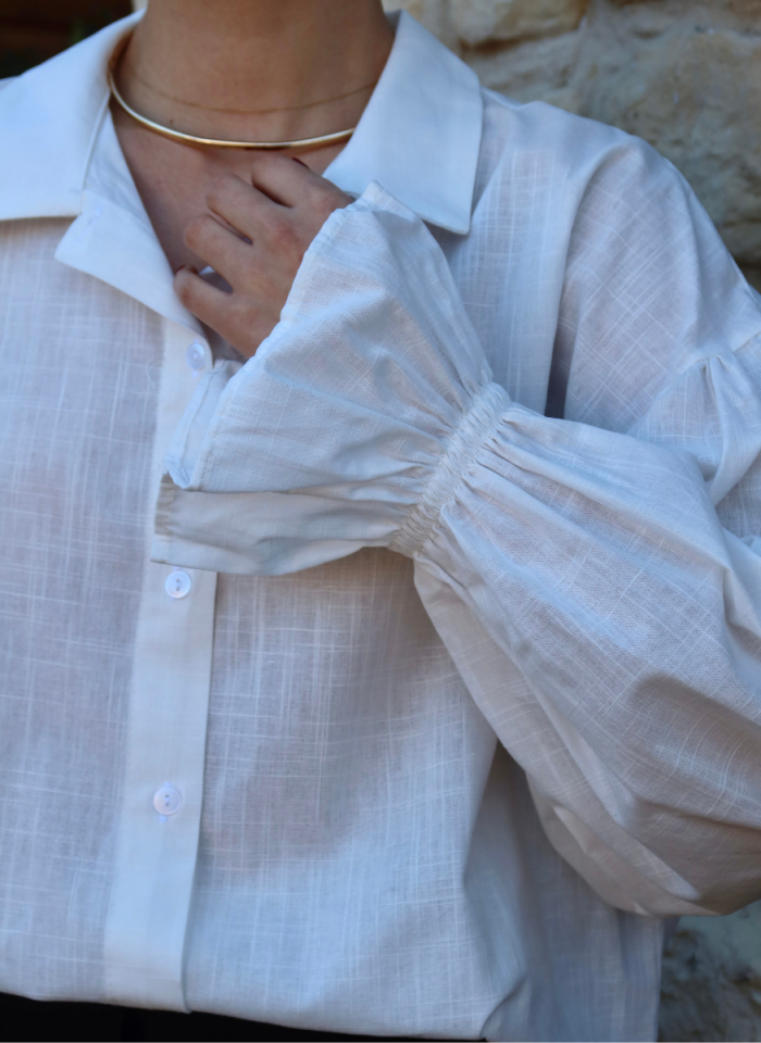 EKRU KOLLARI BÜZGÜLÜ GÖMLEK