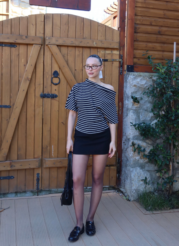 SİYAH ÇİZGİLİ KAYIK YAKA BLUZ