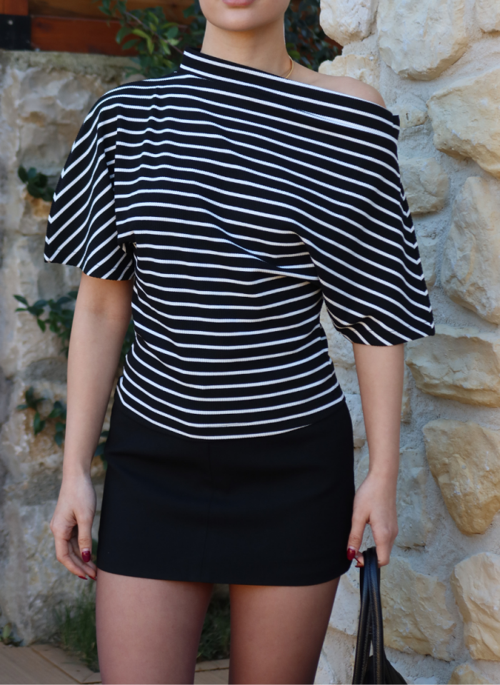 SİYAH ÇİZGİLİ KAYIK YAKA BLUZ