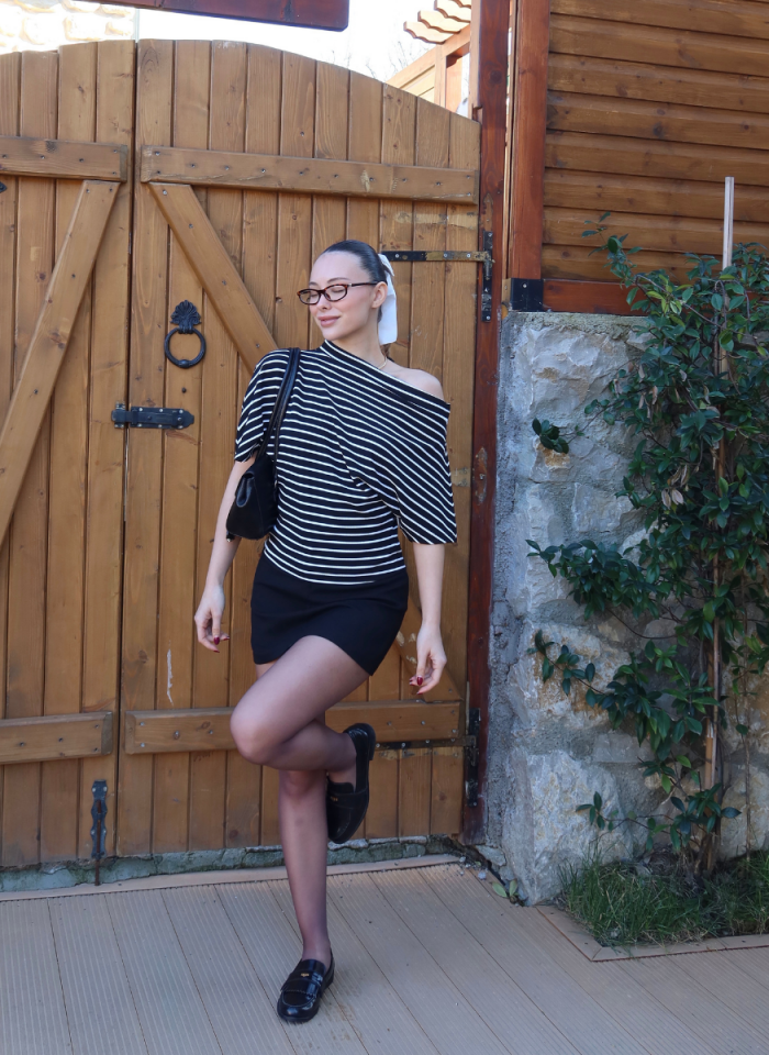 SİYAH ÇİZGİLİ KAYIK YAKA BLUZ