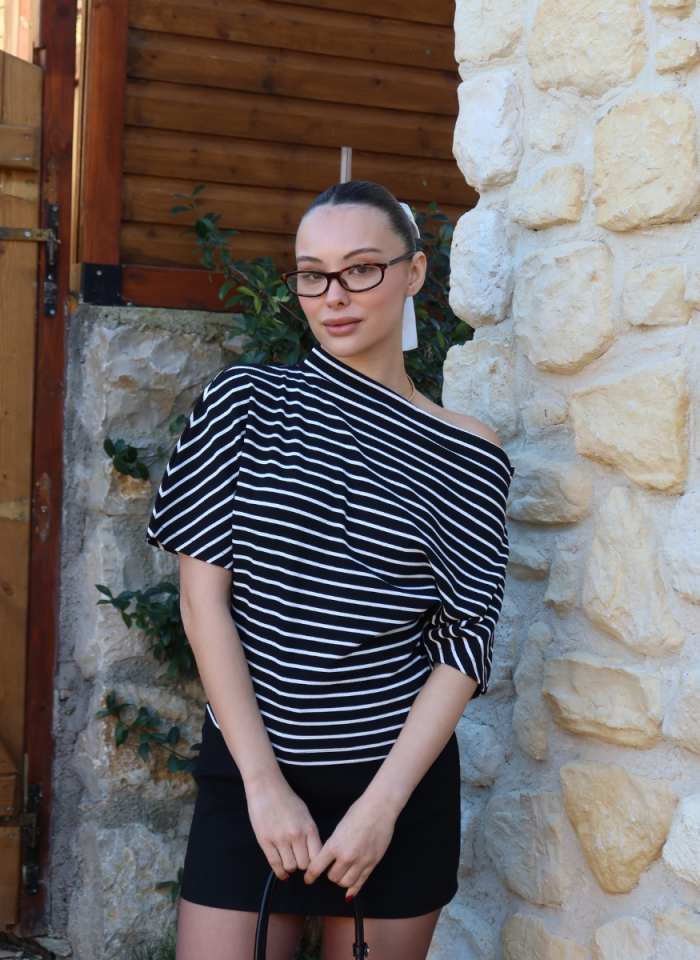 SİYAH ÇİZGİLİ KAYIK YAKA BLUZ