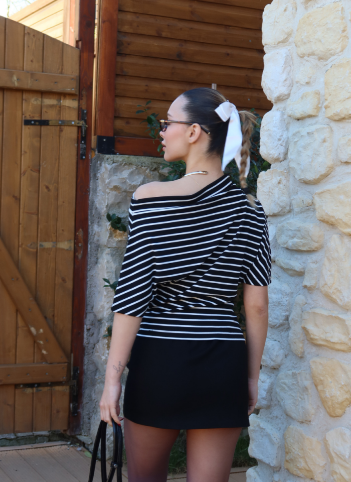 SİYAH ÇİZGİLİ KAYIK YAKA BLUZ